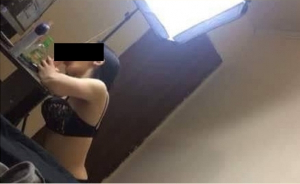 Молодая девушка наслаждается домашней мастурбацией перед скрытой камерой